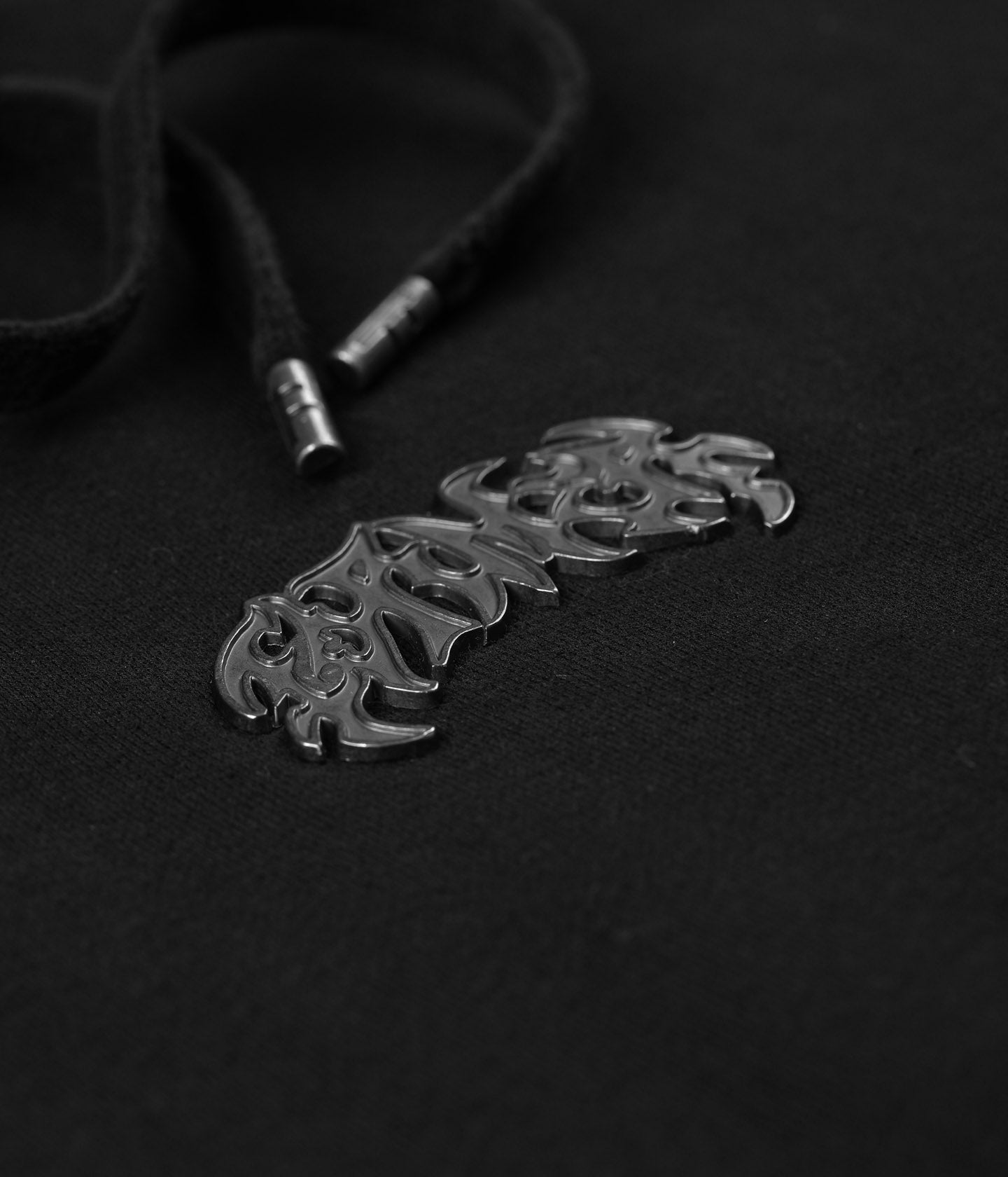 PUNCTURE METAL HOOD // WASHED BLACK