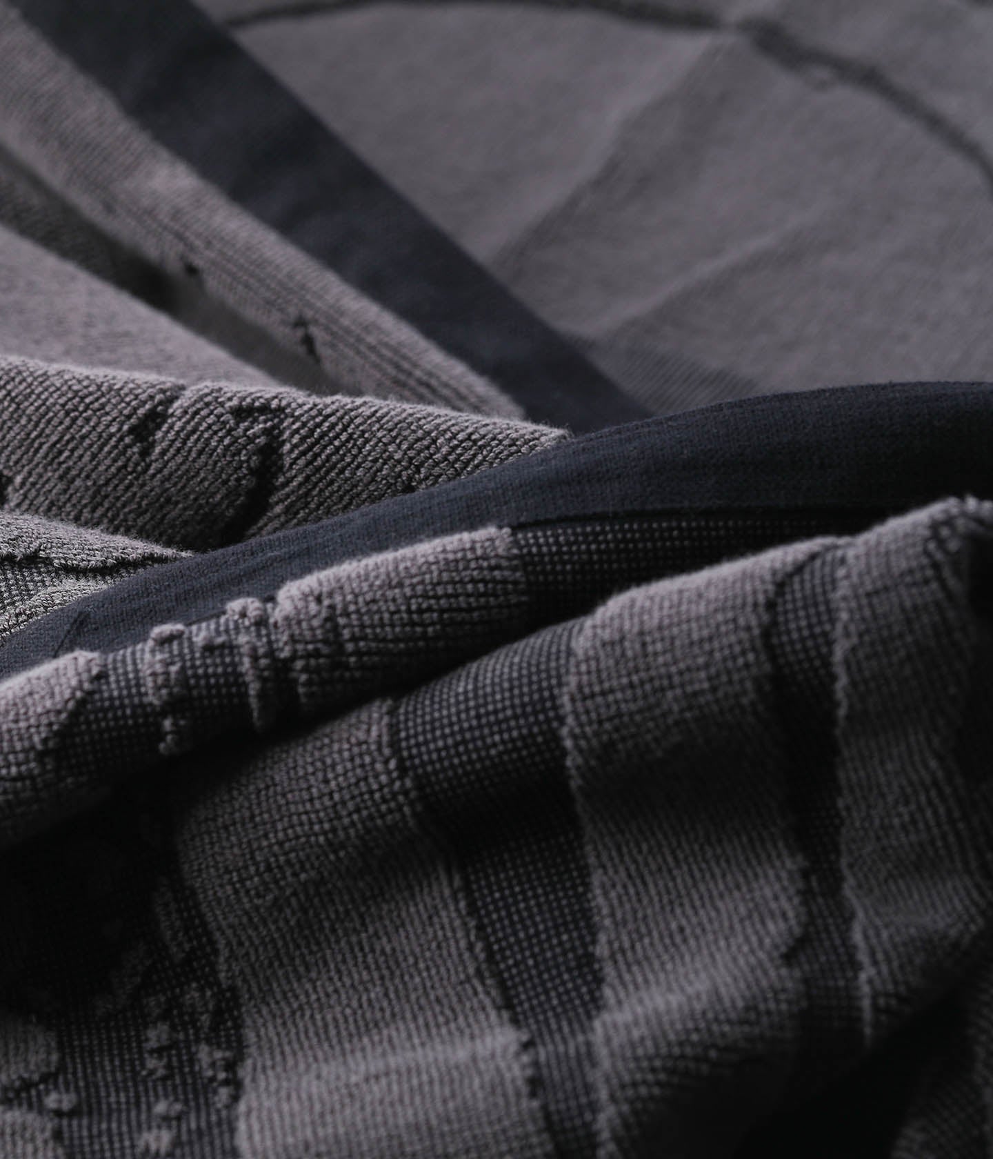 CRUX BEACH TOWEL // BLACK CHARCOAL